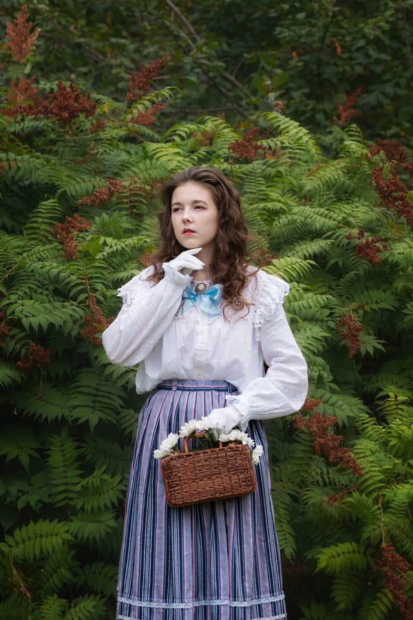 Fille en vêtements vintage avec un sac en osier photographie stock libre de droits