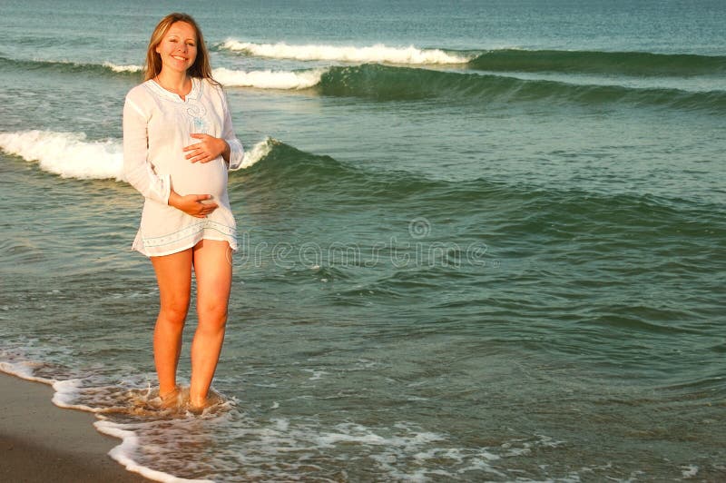 La Fille Enceinte écoute Le Battement De Coeur Du Bébé En Appliquant Un  Doppler Foetal à L'estomac, Plan Rapproché, Grossesse Photo stock - Image  du abdomen, naissance: 132521460