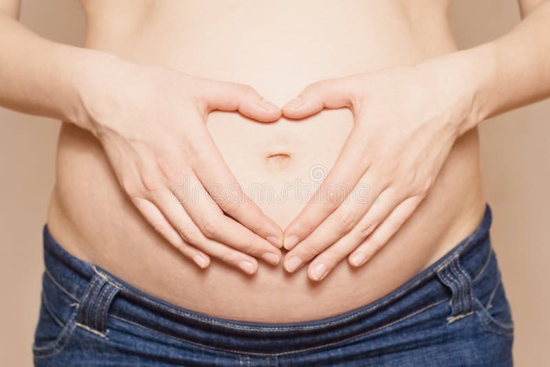 La Fille Enceinte écoute Le Battement De Coeur Du Bébé En Appliquant Un  Doppler Foetal à L'estomac, Plan Rapproché, Grossesse Photo stock - Image  du abdomen, naissance: 132521460