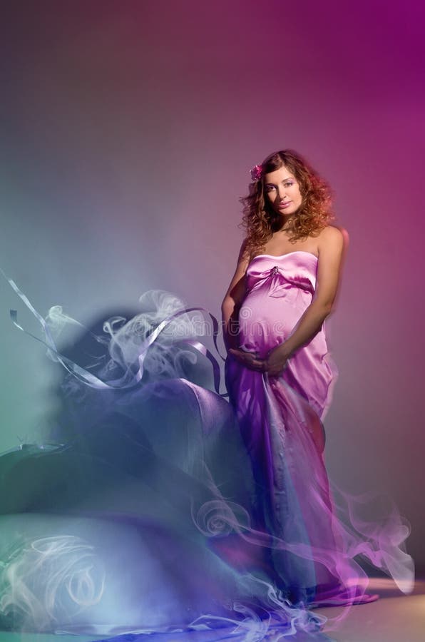 Fille enceinte avec la robe de vol image libre de droits Fille enceinte avec la robe de vol image libre de droits