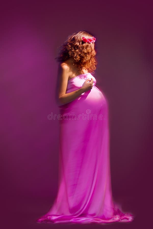 Fille enceinte avec la robe de vol photographie stock libre de droits Fille enceinte avec la robe de vol photographie stock libre de droits