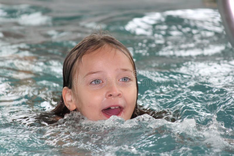 Download Fille Enfant-dans La Piscine Photo stock - Image du jeune, natation: 77150072
