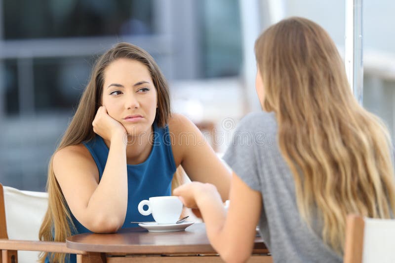 Fille ennuyée écoutant une mauvaise conversation photos stock