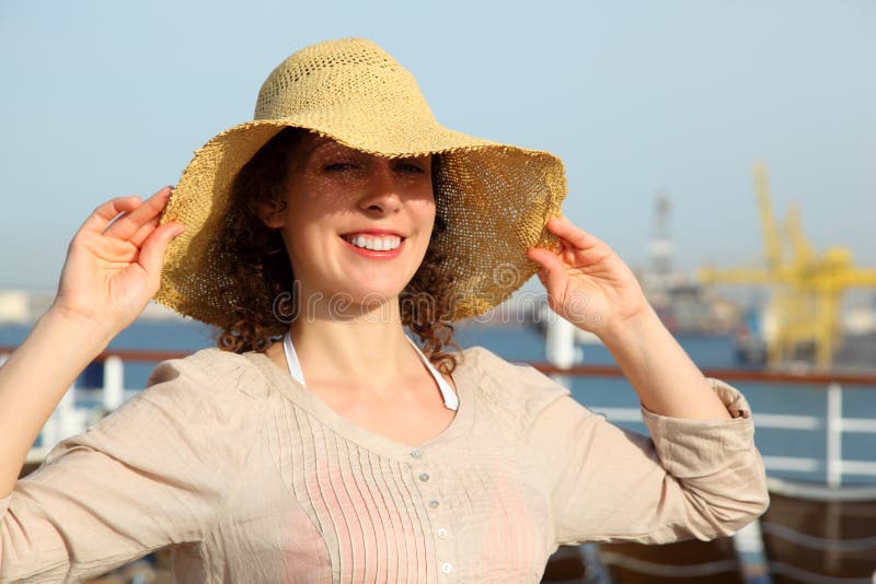 Fille essayant sur la paille sur le paquet du bateau de croisière image libre de droits Fille essayant sur la paille sur le paquet du bateau de croisière image libre de droits