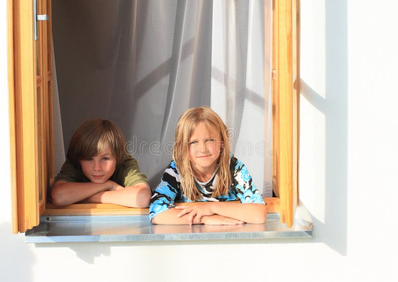 Fille D'enfant Avec Le Regard D'ours De Jouet Dans La Fenêtre Tirée,  Concept Rêveur Photo stock - Image du meubles, curiosité: 66148522