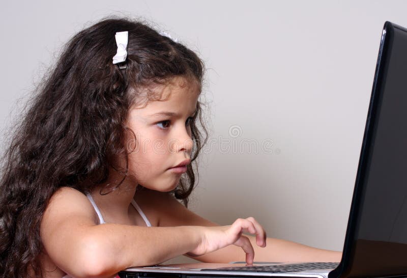 Fille et ordinateur images libres de droits Fille et ordinateur images libres de droits