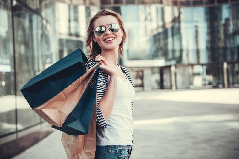 Fille faisant des achats image libre de droits Fille faisant des achats image libre de droits