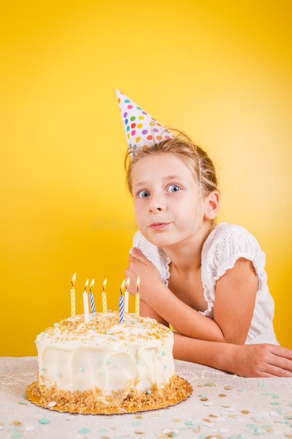 Fille faisant un souhait par le gâteau d'anniversaire Célébration de fête d'anniversaire photo libre de droits Fille faisant un souhait par le gâteau d'anniversaire Célébration de fête d'anniversaire photo libre de droits