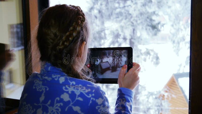 Fille faisant une photo utilisant le comprimé banque de vidéos Fille faisant une photo utilisant le comprimé banque de vidéos