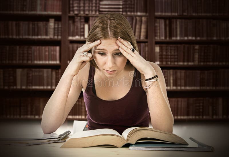 Fille fatiguée d'étudiant universitaire étudiant pour l'examen d'université inquiété accablé photographie stock libre de droits Fille fatiguée d'étudiant universitaire étudiant pour l'examen d'université inquiété accablé photographie stock libre de droits