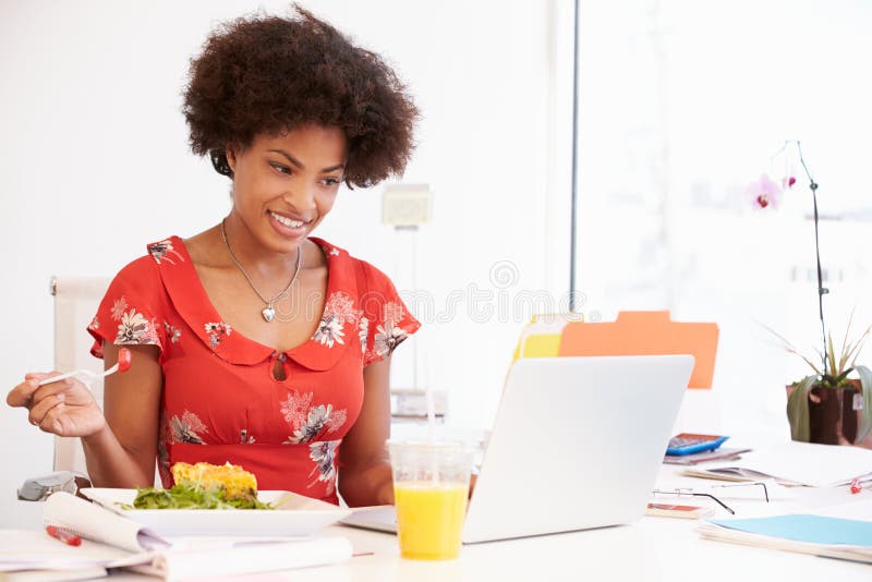 Fille feignant pour être femme d'affaires Working At Desk photographie stock libre de droits Fille feignant pour être femme d'affaires Working At Desk photographie stock libre de droits