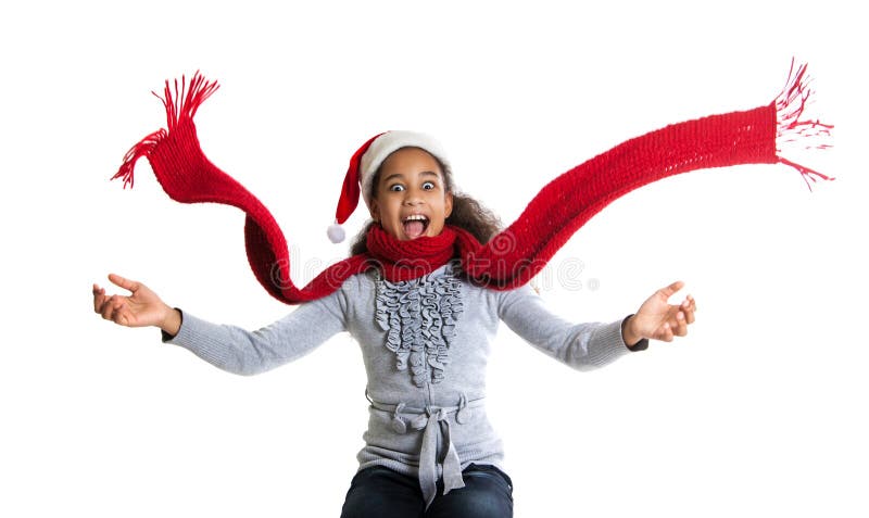 Fille gaie dans une écharpe et un chapeau rouges de Santa Claus Portrait d'hiver des filles adolescentes joyeuses image libre de droits