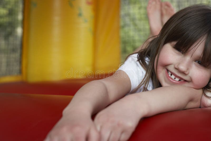 Fille Mignonne D'adolescent 12 Ans De Pose Près De La Corde Gymnastique  Image stock - Image du loisirs, ensemble: 109929715