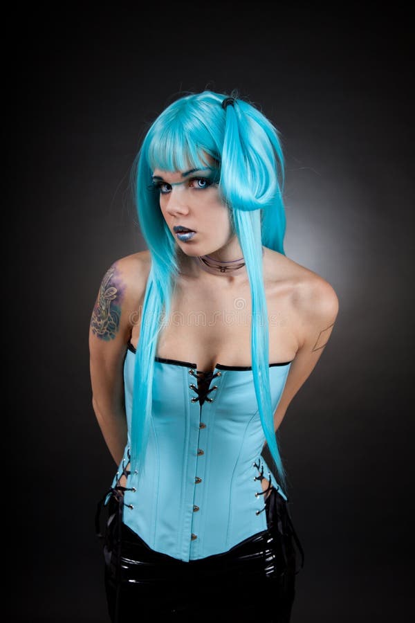 Fille gothique de Cyber dans l'équipement bleu de vinyle image libre de droits Fille gothique de Cyber dans l'équipement bleu de vinyle image libre de droits