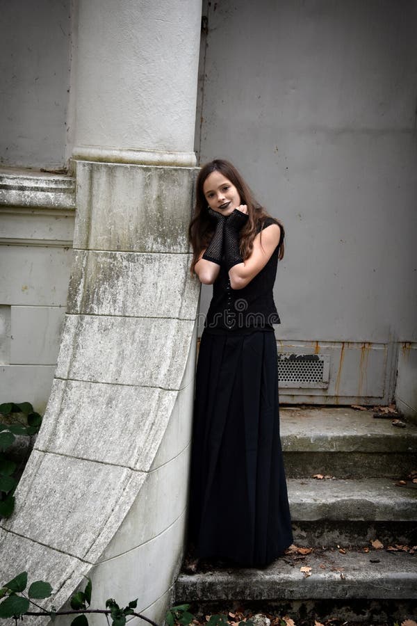 Fille habillée dans le noir dans un entourage fantasmagorique images stock Fille habillée dans le noir dans un entourage fantasmagorique images stock
