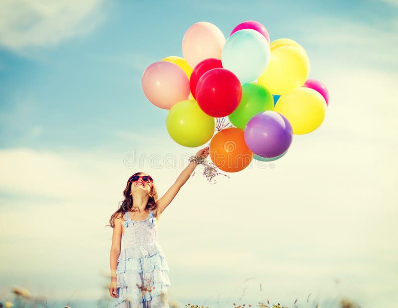 Fille heureuse avec les ballons colorés photographie stock Fille heureuse avec les ballons colorés photographie stock