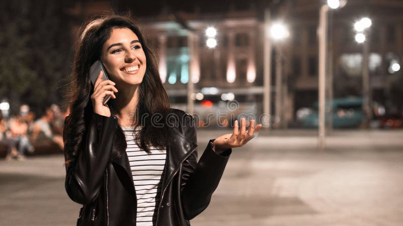 Fille heureuse ayant l'entretien au t?l?phone, marchant au centre de la ville photographie stock libre de droits Fille heureuse ayant l'entretien au t?l?phone, marchant au centre de la ville photographie stock libre de droits