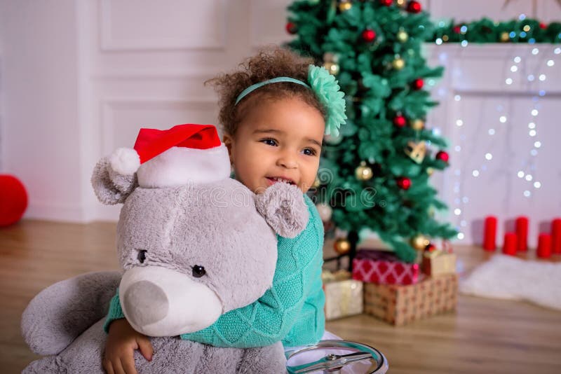 Fille heureuse d'enfant en bas âge de métis le temps de Noël photographie stock Fille heureuse d'enfant en bas âge de métis le temps de Noël photographie stock