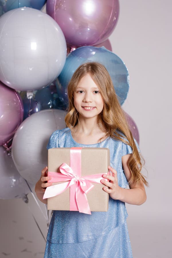 Concept D'anniversaire Petite Fille Heureuse Posant Avec Des Ballons D'air  Pastel Sur Fond Blanc Photo stock - Image du ballon, fête: 215041688