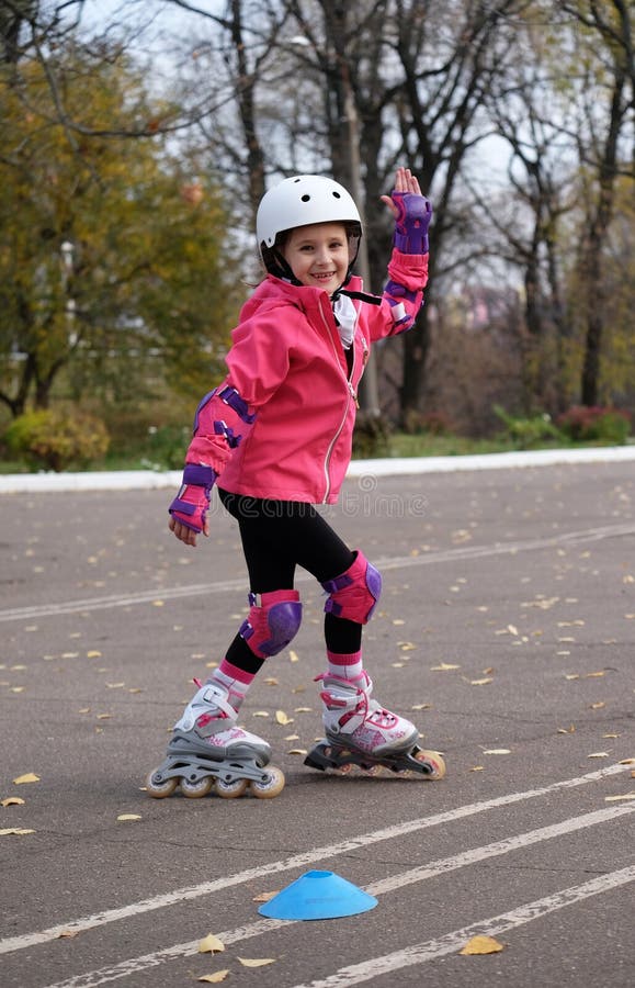 Fille Heureuse De Patinage à Roulettes Petite Dans Le Parc Roller Sur Les  Patins Intégrés. Fille Du Caucase Dans Des Activités De Image stock - Image  du extérieur, actif: 169983055