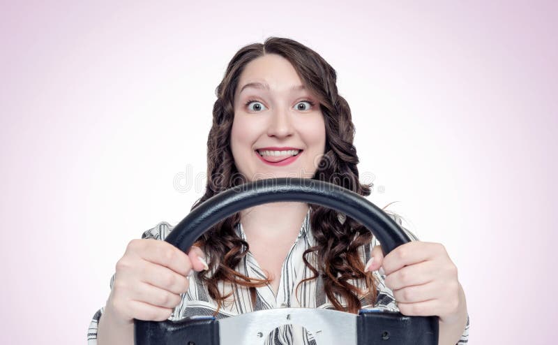 Fille heureuse drôle d'émotions avec le volant de voiture, concept automatique photos stock Fille heureuse drôle d'émotions avec le volant de voiture, concept automatique photos stock