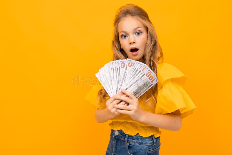 Fille Ado Surprise Couvrant La Bouche De Mains Photo stock - Image du soin,  beauté: 169272228