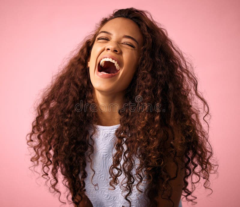 Fille heureux et excité avec les cheveux en studio sur fond rose pour la croissance du traitement et des soins. Laugh gen z et image stock