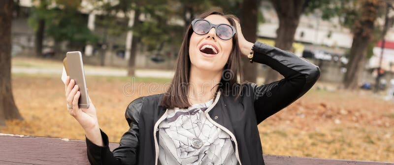 Fille hysterique avec trop d'écrans, de mobils, de comprimés et de lapto images libres de droits Fille hysterique avec trop d'écrans, de mobils, de comprimés et de lapto images libres de droits
