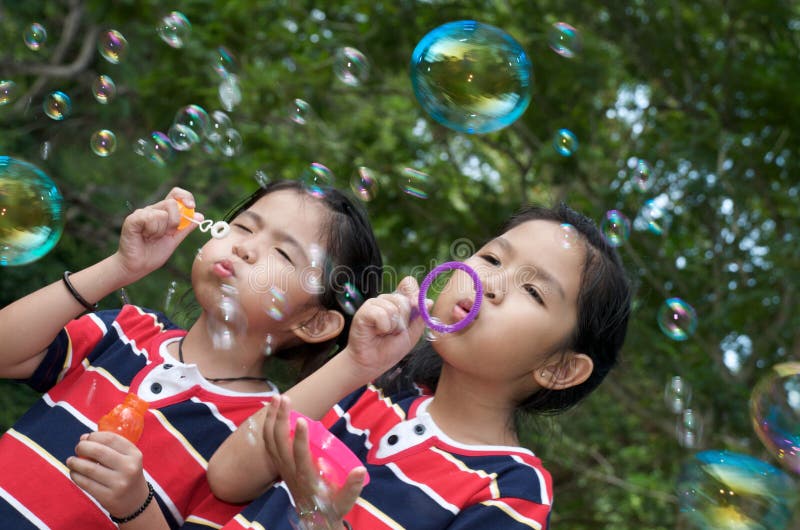 Fille jouant la bulle au stationnement photos libres de droits Fille jouant la bulle au stationnement photos libres de droits