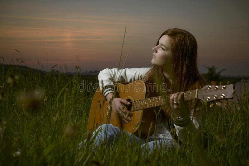 Belle Femme De Guitariste Jouant La Guitare Sur La Plage Image Stock Image Du Amusement