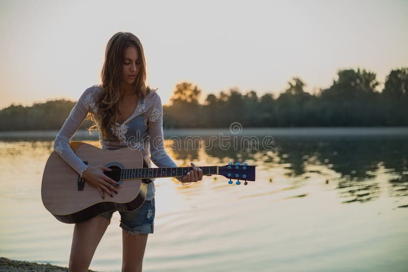 Petite Fille Heureuse Avec La Guitare Photo stock - Image du expression,  prise: 48864540