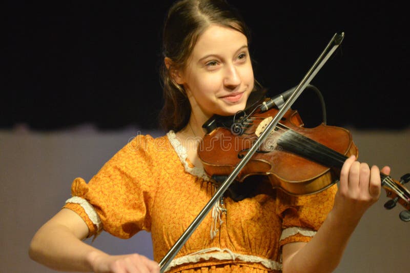 Fille jouant le violon photographie stock libre de droits Fille jouant le violon photographie stock libre de droits
