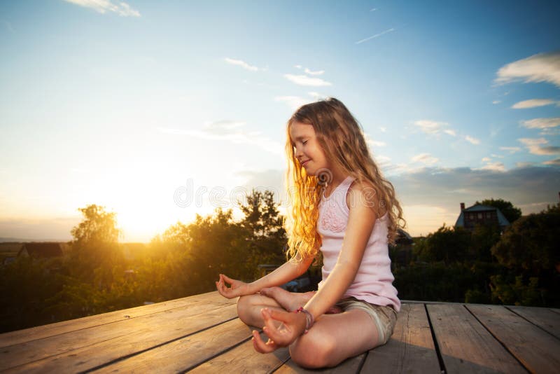 Fille m?ditant au coucher du soleil image stock Fille m?ditant au coucher du soleil image stock
