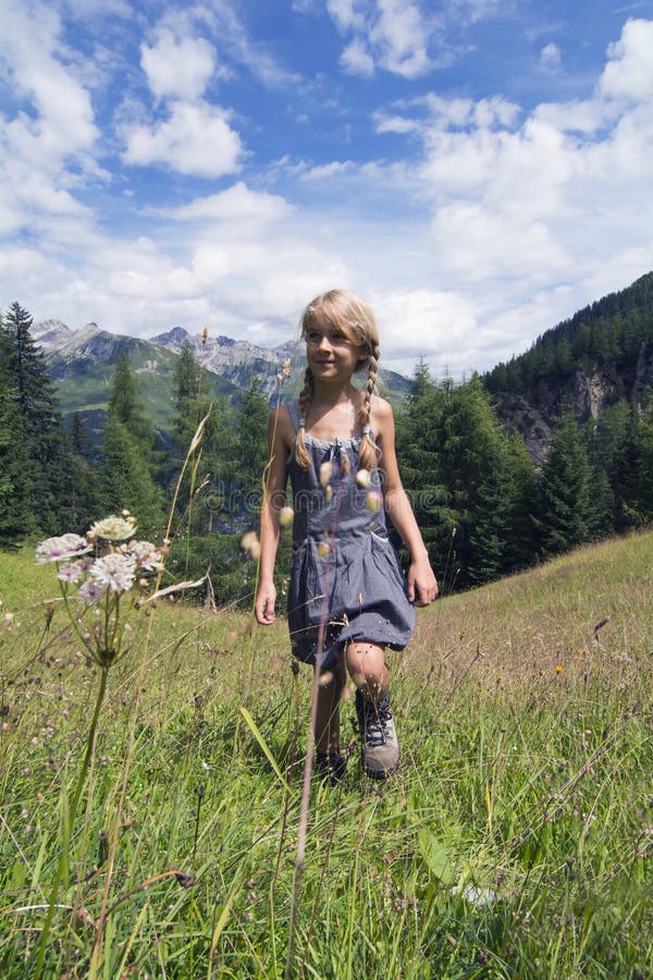 Fille marchant en montagnes photographie stock libre de droits Fille marchant en montagnes photographie stock libre de droits