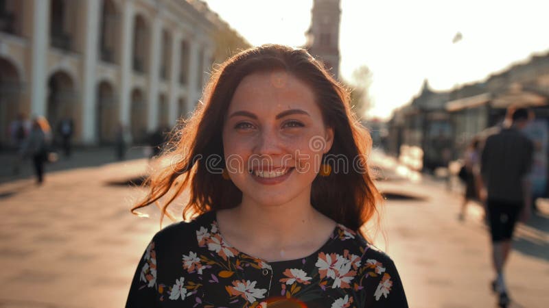 Fille mignonne avec les cheveux rouges sur la rue