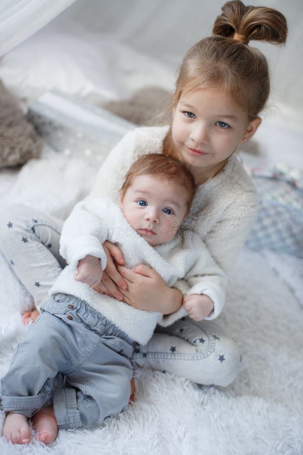 Fille Mignonne Avec Un Frere Nouveau Ne De Bebe Detendant Ensemble Sur Un Lit Blanc Image Stock Image Du Amour Fille Fille Mignonne Avec Un Frere Nouveau Ne De Bebe Detendant Ensemble Sur Un Lit Blanc Image Stock Image Du Amour Fille