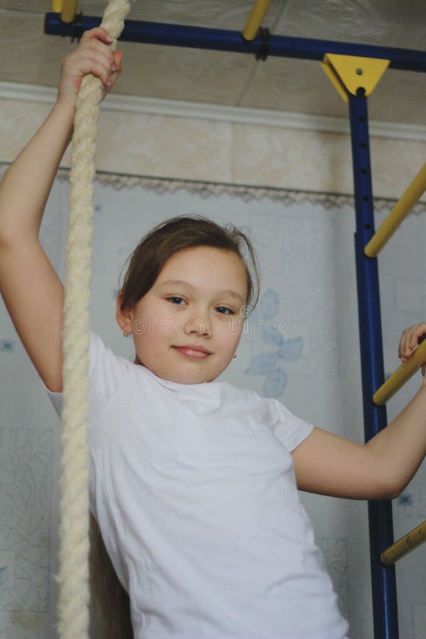 Fille Mignonne D'adolescent 12 Ans De Pose Près De La Corde Gymnastique  Image stock - Image du loisirs, ensemble: 109929715