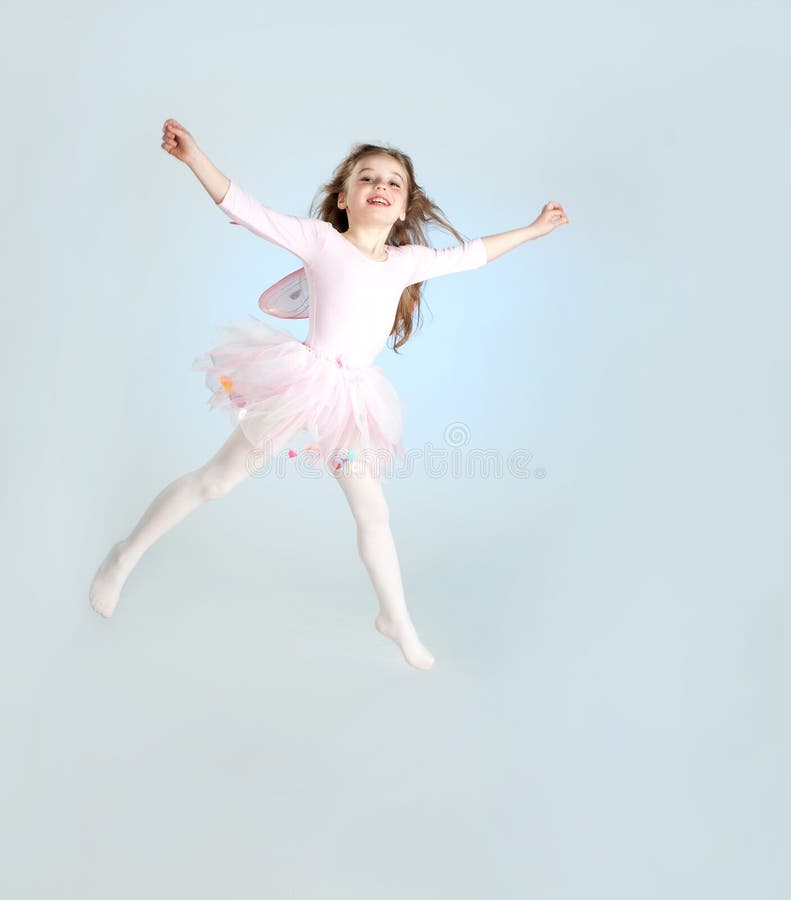 Fille mignonne dans sauter féerique de costume images libres de droits Fille mignonne dans sauter féerique de costume images libres de droits