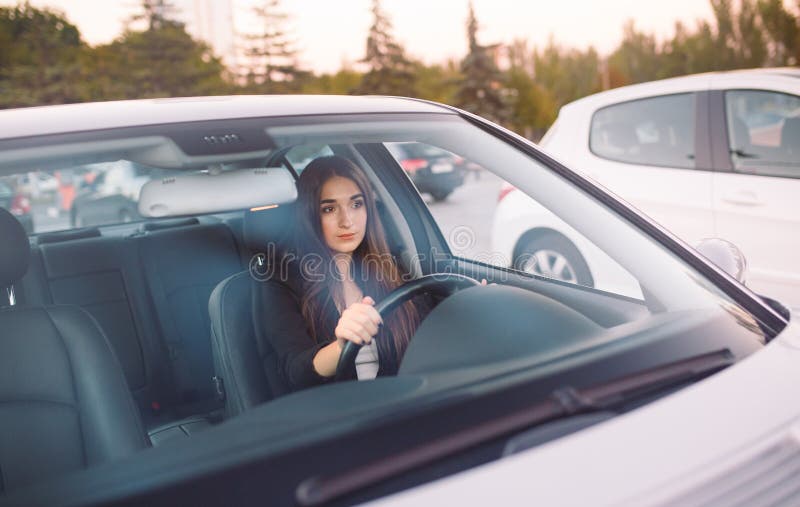 Fille Mignonne De Brune Dans La Voiture Femme élégante D'affaires  Conduisant Une Voiture Photo stock - Image du verticale, personne: 153706890