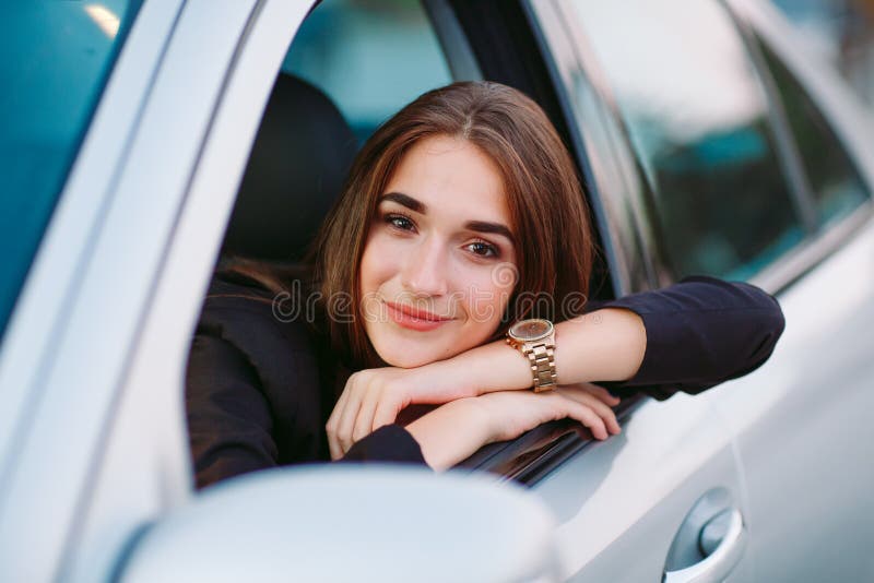 Fille Mignonne De Brune Dans La Voiture Femme élégante D'affaires  Conduisant Une Voiture Image stock - Image du verticale, cuir: 153706659