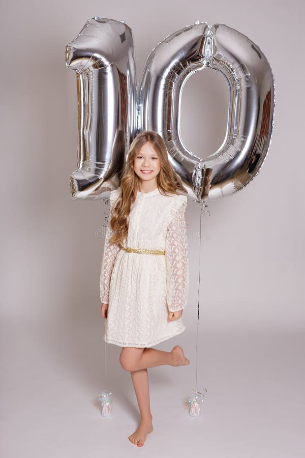 Concept D'anniversaire Petite Fille Heureuse Posant Avec Des Ballons D'air  Pastel Sur Fond Blanc Photo stock - Image du ballon, fête: 215041688