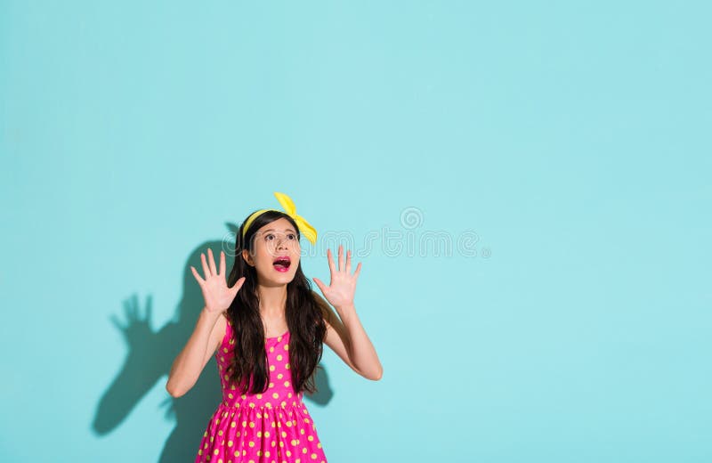 Fille mignonne rose de robe parlant au copyspace photos stock Fille mignonne rose de robe parlant au copyspace photos stock