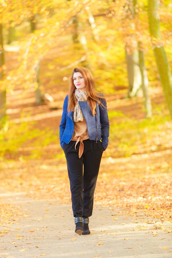 Petite Fille Modeste (8 Ans) Photo stock - Image du brun, enfant