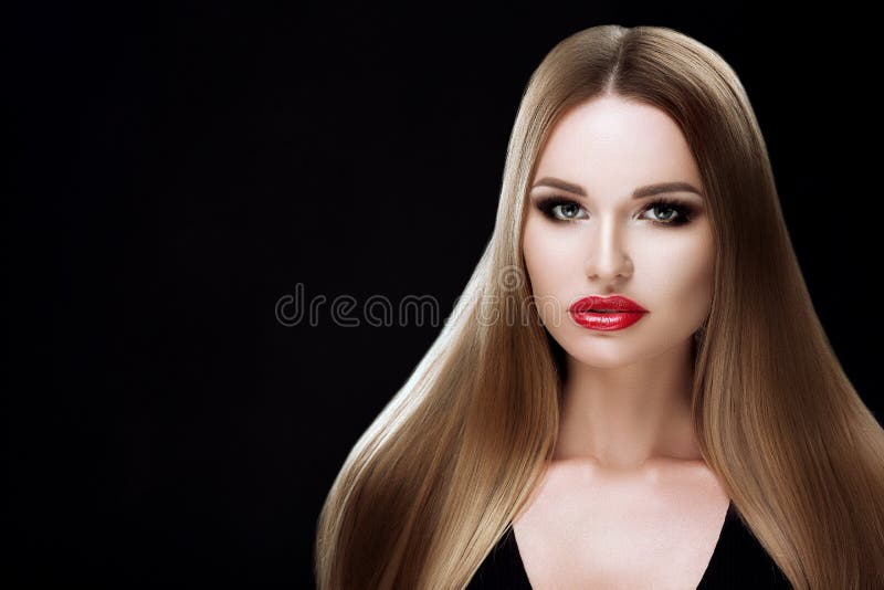 Fille modèle de beauté avec les cheveux striés blonds sains Belle femme blonde avec le maquillage lumineux, cheveux droits brilla photographie stock Fille modèle de beauté avec les cheveux striés blonds sains Belle femme blonde avec le maquillage lumineux, cheveux droits brilla photographie stock