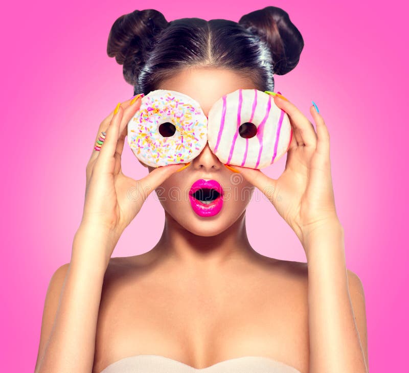 Fille modèle de beauté prenant les butées toriques colorées photo libre de droits Fille modèle de beauté prenant les butées toriques colorées photo libre de droits