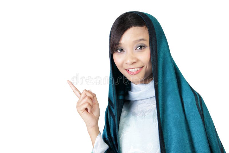 Fille musulmane de sourire dirigeant le doigt photographie stock Fille musulmane de sourire dirigeant le doigt photographie stock