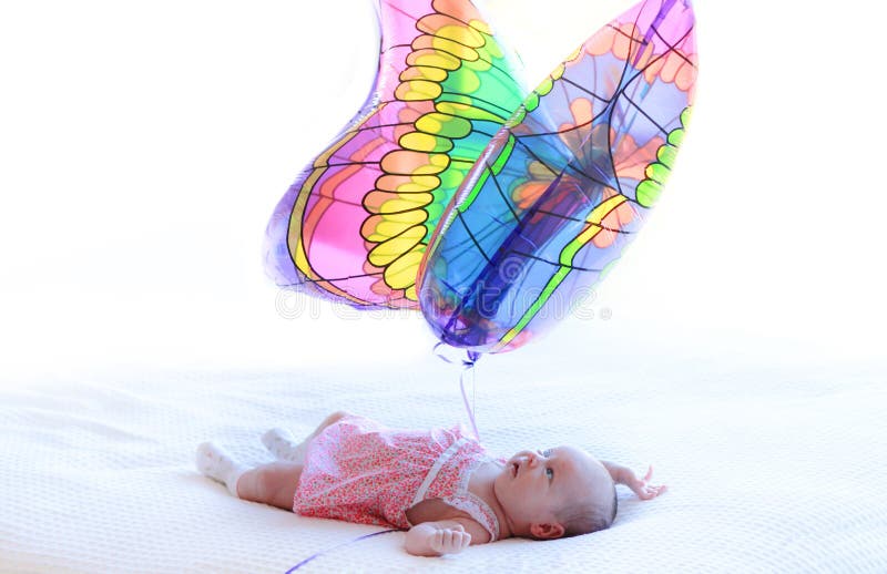 Fille nouveau-née avec le ballon de papillon photos libres de droits Fille nouveau-née avec le ballon de papillon photos libres de droits