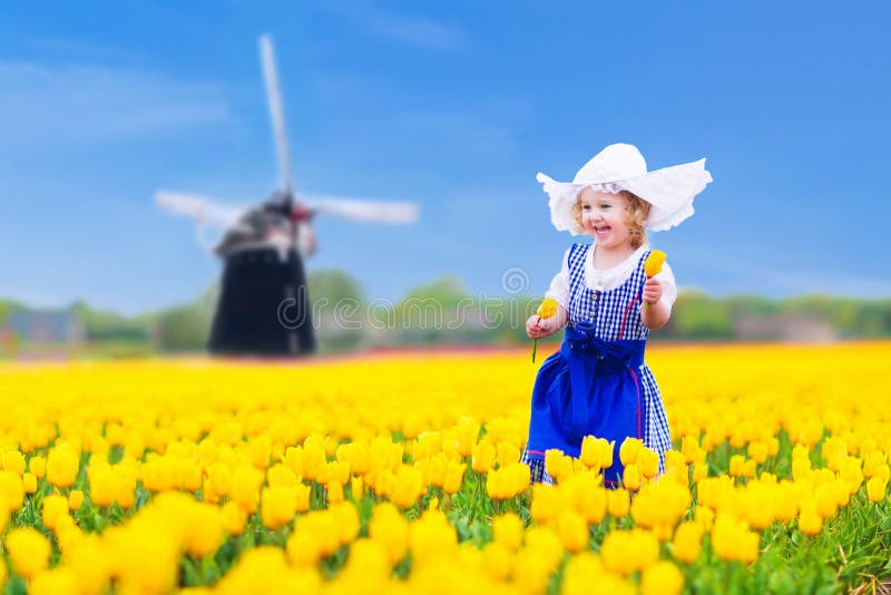 Fille néerlandaise dans le domaine de tulipe en Hollande photographie stock Fille néerlandaise dans le domaine de tulipe en Hollande photographie stock