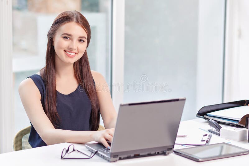 Fille optimiste s'asseyant avec l'ordinateur portable images libres de droits