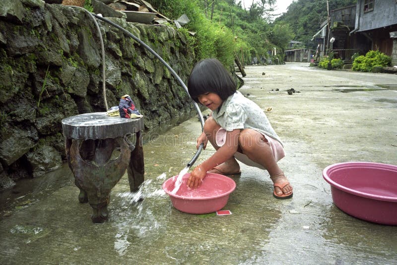 Fille philippine de portrait, jouant avec de l'eau photos stock Fille philippine de portrait, jouant avec de l'eau photos stock